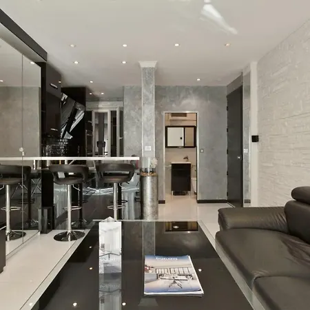 Cozy And Lounge Flat Close To Champs-elysees And Arc De Triomphe - Welkeys Apartment